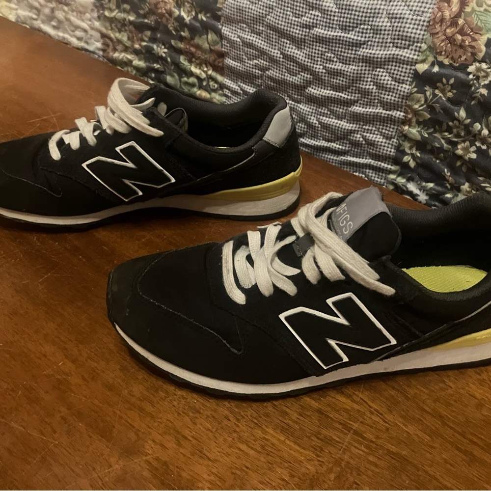 Women’s Figs size 9.